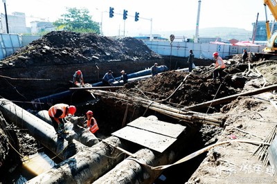 張家川 市政建設(shè)搶工期 工人晝夜忙施工